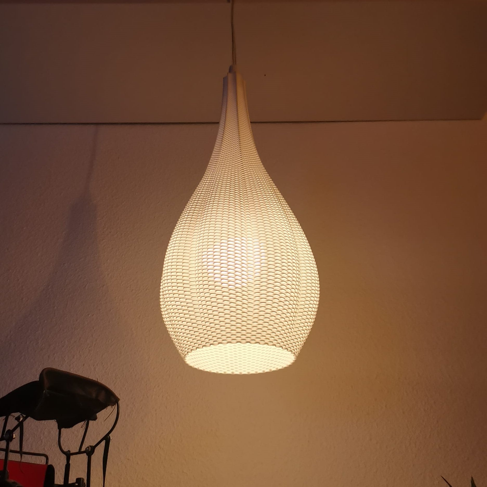 Warmglow teardrop hanglamp met fijne textuur, brandend aan plafond