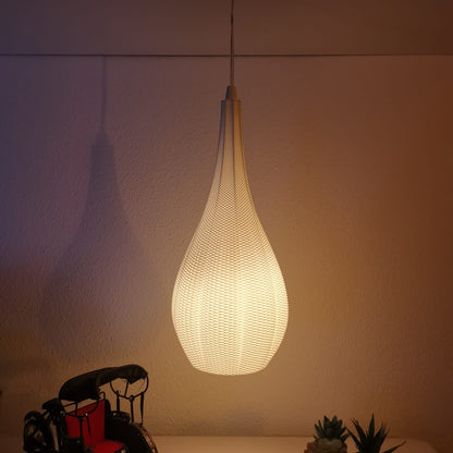 Teardrop hanglamp die warm licht verspreidt in een minimalistische setting.